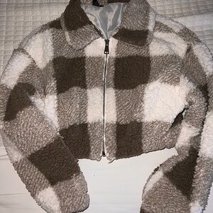 Cropped Brown and white checkered zip-up jacket #lesdomakeup
